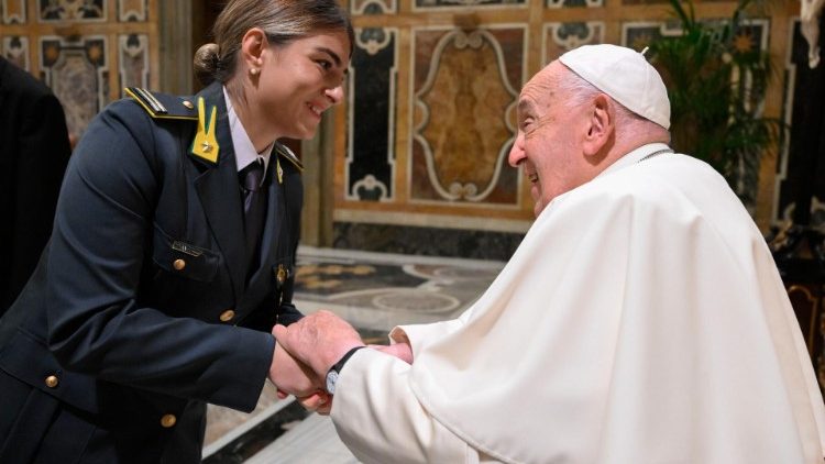 El Papa saluda a una integrante de la Guardia de Finanza. (Vatican Media)