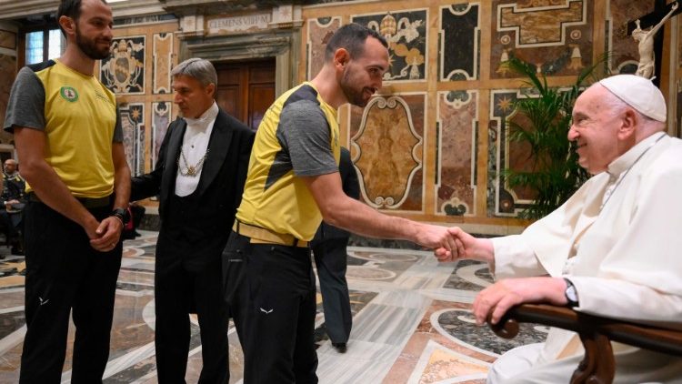 Il Papa con i militari della Guardia di Finanza