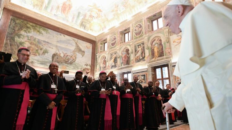 Papst Franziskus und die Teilnehmer des Workshops für neue Bischöfe diesen Samstag (21.9.2024) bei der Audienz im Vatikan