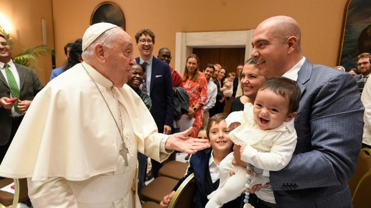 Franziskus mit der Delegation von "The Economy of Francesco"