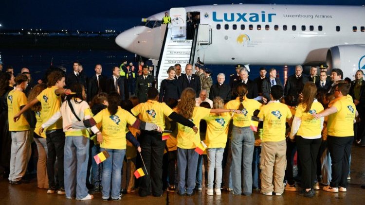 Vijana wakimpokea Baba Mtakatifu