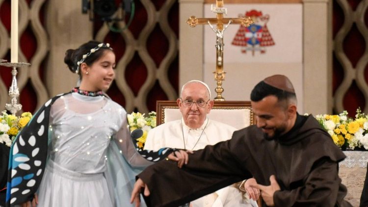 Junge Leute führten vor dem Papst in der Kathedrale einen Laudato-si'-Tanz auf