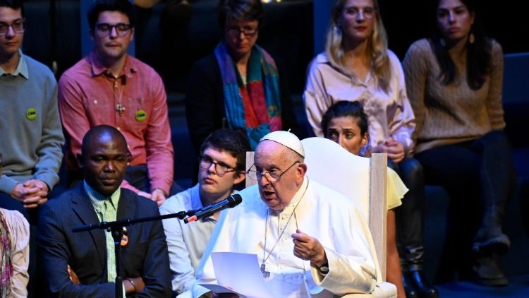Papa Francisc în Belgia, împreună cu studenți ai Universității Catolice din Louvain, 28 septembrie 2024 (fotografie din arhivă)