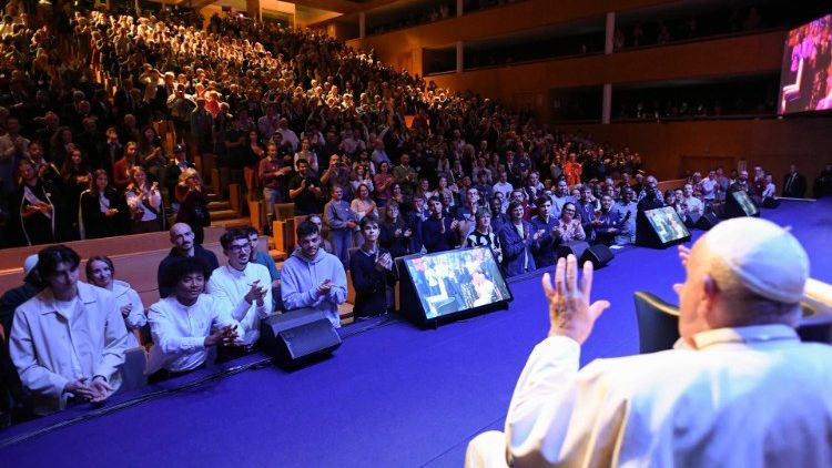 Papst Franziskus bei der Begegnung mit Studenten