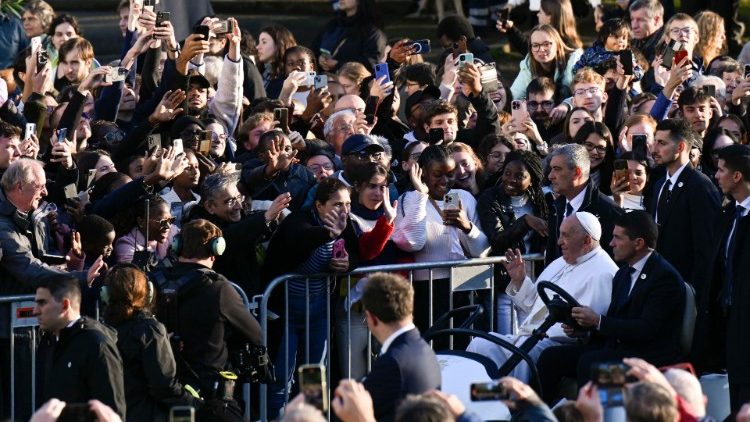Image d'illustration. François rencontre des étudiants de l'Université catholique de Louvain en Belgique, le 28 septembre 2024. 