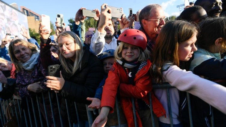 Los fieles que esperaban al Papa Francisco en las afueras del campus de la Universidad Cat&oacute;lica de Lovaina, este s&aacute;bado 28 de septiembre de 2024. (Vatican Media)