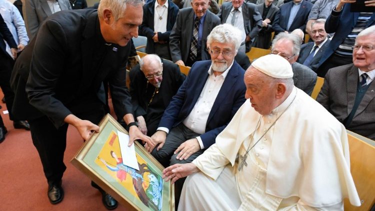 बेल्जियम के येसु संघी पुरोहित पोप फ्राँसिस के साथ