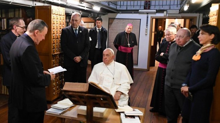 बेल्जियम के येसु संघी पुरोहित पोप फ्राँसिस के साथ