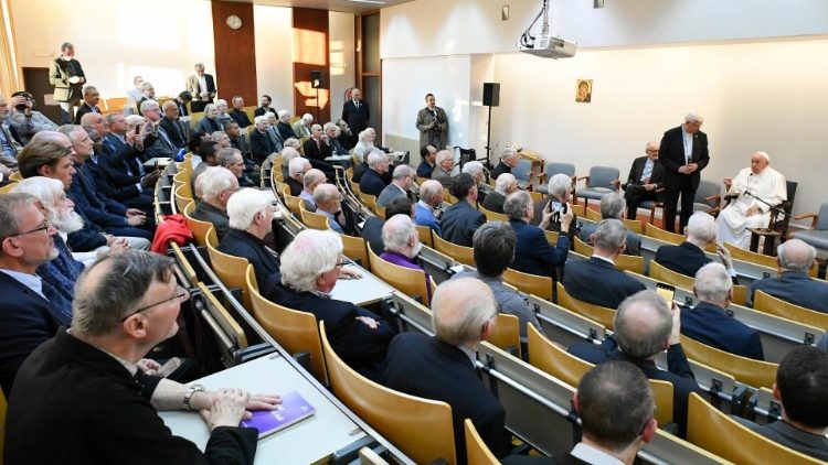 बेल्जियम के येसु संघी पुरोहित पोप फ्राँसिस के साथ