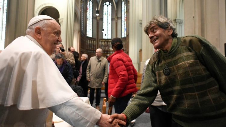 Papež František při setkání s bezdomovci během apoštolské cesty do Belgie v září roku 2024