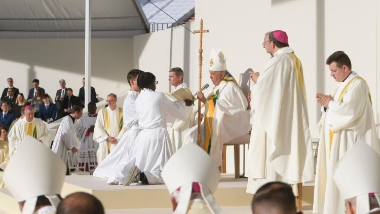 Papa Francisko anakazia ushuhuda wa imani katika matendo