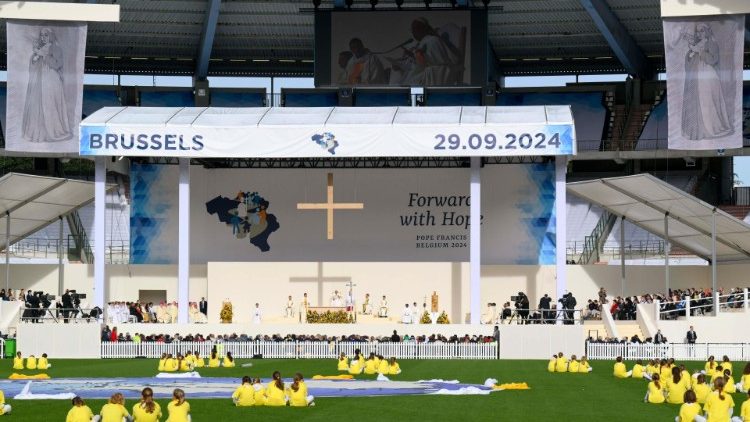 킹 보두앵 경기장 잔디밭에 앉아 있는 아이들