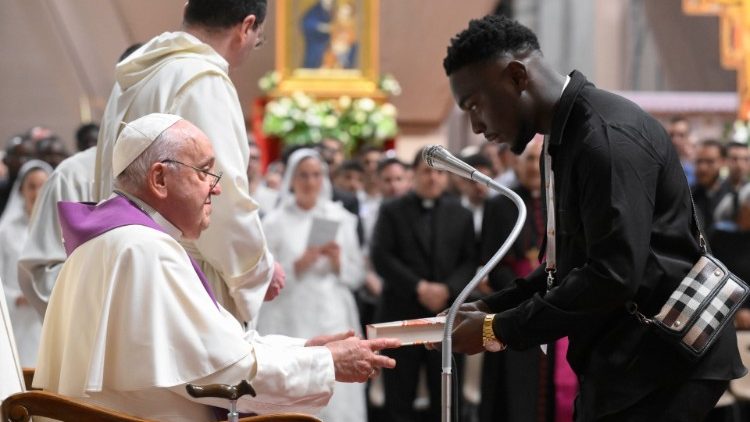 Ferenc p&aacute;pa el&eacute; j&aacute;rulnak a tan&uacute;s&aacute;gtevők