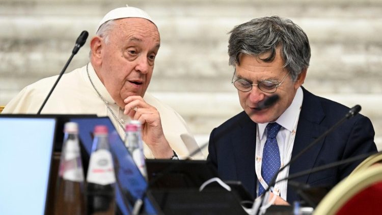 Ferenc p&aacute;pa Paolo Ruffinival, a Kommunik&aacute;ci&oacute;s Dikaszt&eacute;rium prefektus&aacute;val