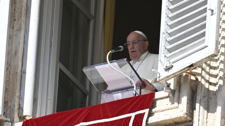 Papież podczas modlitwy Anioł Pański