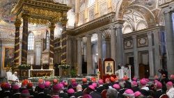 A pápa a püspökökkel és a hívekkel együtt a Szűzanya kegyképe előtt    