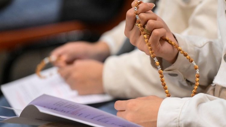 O Papa rezando o Terço pela paz