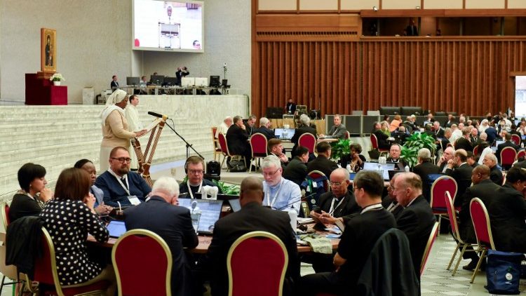 Sinodo dalyviai posėdžių salėje