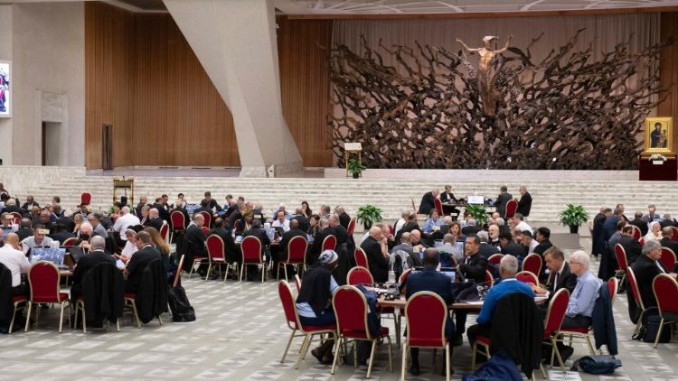 Ein Blick in der Audienzhalle während der Gespräche bei der Weltsynode
