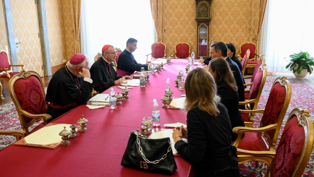 La cardinalul Pietro Parolin, premierul spaniol Pedro Sánchez Pérez-Castejón