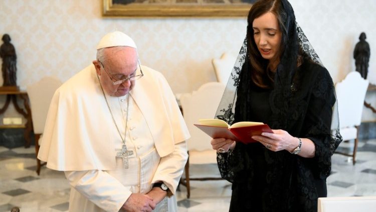 Bilder zeigen das Treffen im Vatikan, rechts: Victoria Eugenia Villarruel