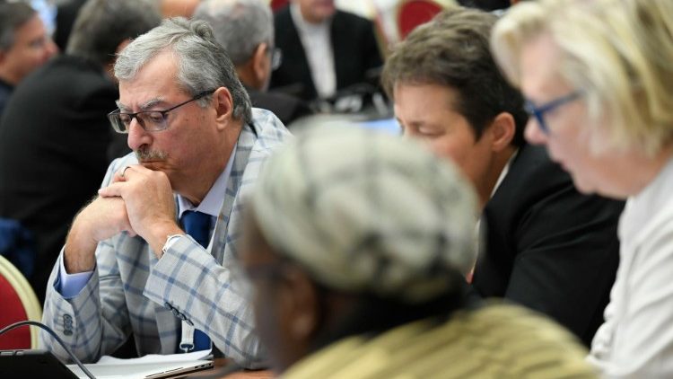 Bei der zweiten Vollversammlung der katholischen Weltsynode, Oktober 2024, im Vatikan