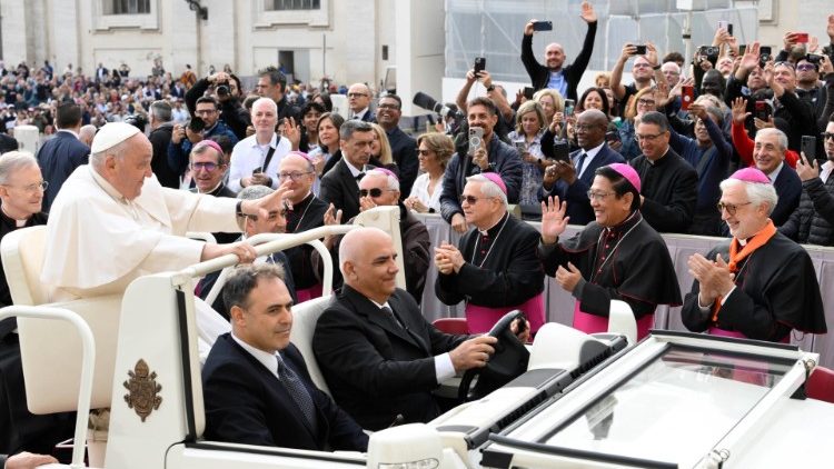 Francesco tra i fedeli in piazza San Pietro