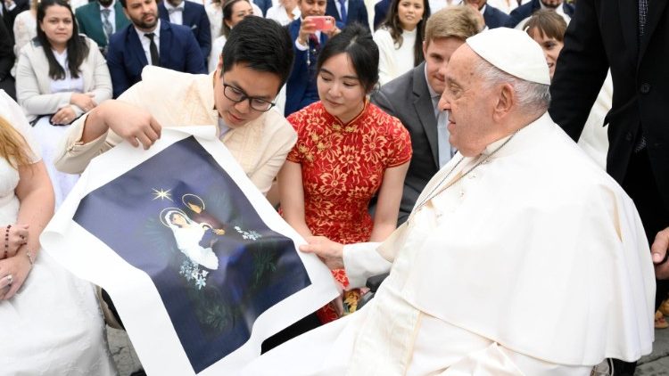 Alcuni fedeli coreani in Piazza San Pietro per l'udienza generale