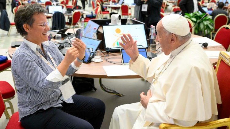 Ferenc pápa és Csiszár Klára az egyik szinódusi szünetben  