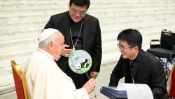 Les deux évêques chinois présents au Synode avec le Pape François. 