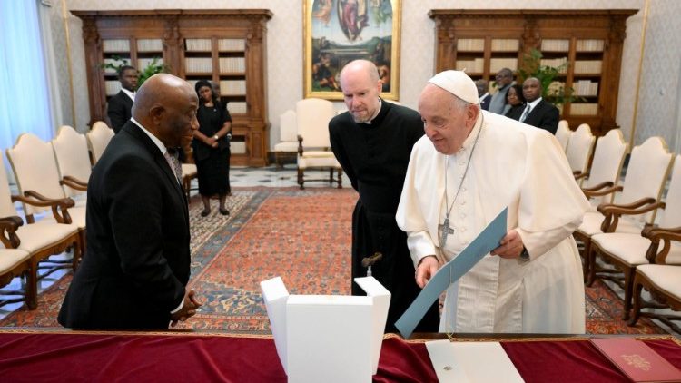 El Papa Francisco con el Presidente de Liberia Joseph Nyuma Boakai