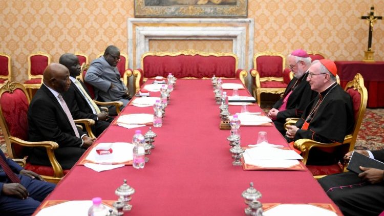 Las delegaciones vaticana y liberiana durante las conversaciones en la Secretaría de Estado