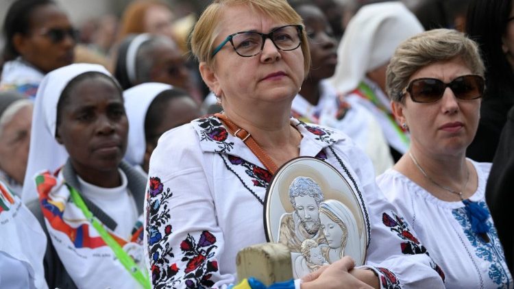 Waamini kutoka sehemu mbali mbali za dunia wamefika uwanja wa Mtakatifu Petro