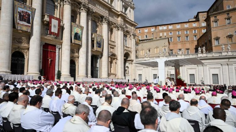 Bei einer Heiligsprechung auf dem Petersplatz 2024