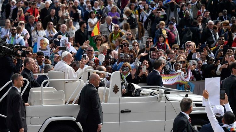 Papa Francesco sulla papamobile al termine della celebrazione 
