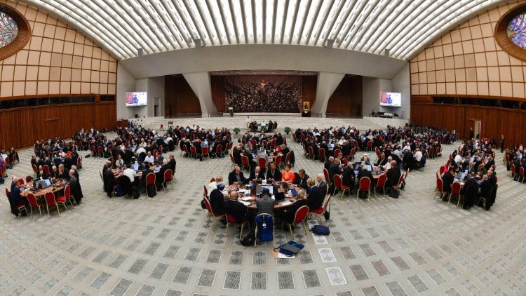 Archivbild: Die Arbeiten der Synode über die Synodalität in der Audienzhalle im Herbst 2024.