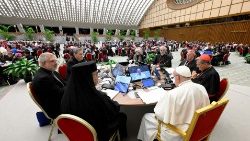 Dans la la salle Paul VI, au cours de la deuxième session du Synode sur la synodalité tenue du 2 au 27 octobre 2024 au Vatican.