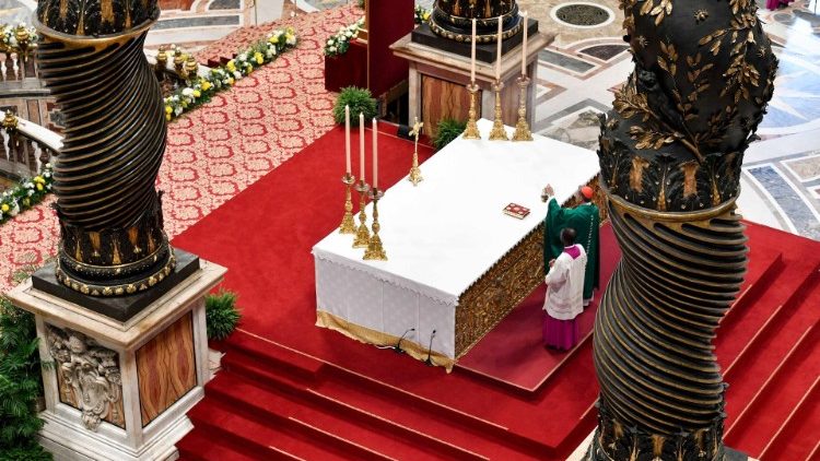 A szépen restaurált  baldachin csavaros bronzoszlopai