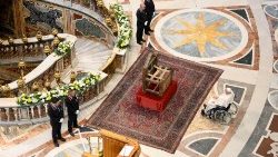 A Szentatya Péter-széke előtt a szinódusi zárószentmisén  