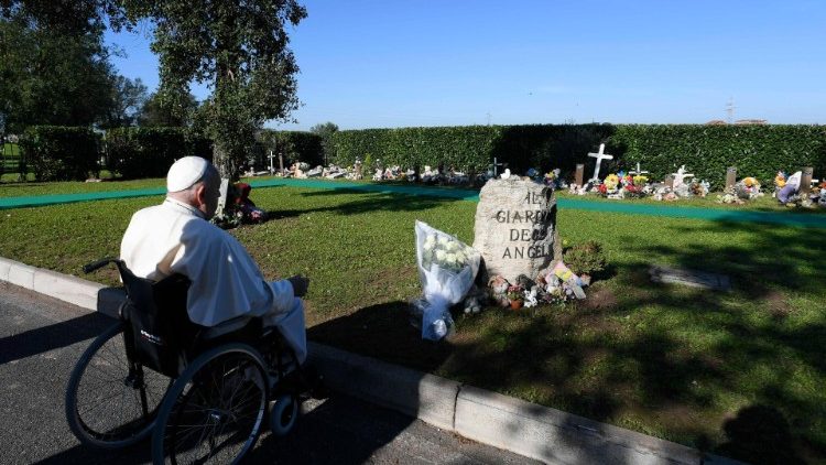 Papst Franziskus im "Garten der Engel"