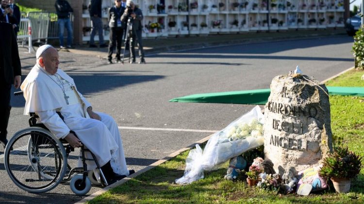 Le Pape en prière devant le «jardin des anges» du cimetière Laurentino de Rome