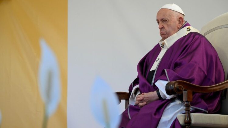 Il Papa durante la celebrazione del 2 novembre