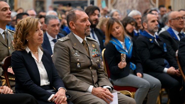 Officiers et personnel militaire du commandement des transports et du matériel, dans la salle Clémentine.