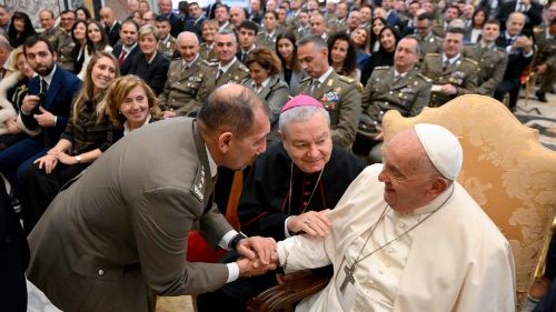 Papa a militares do Exército Italiano: seguir o estilo de Cristo, que veio para servir