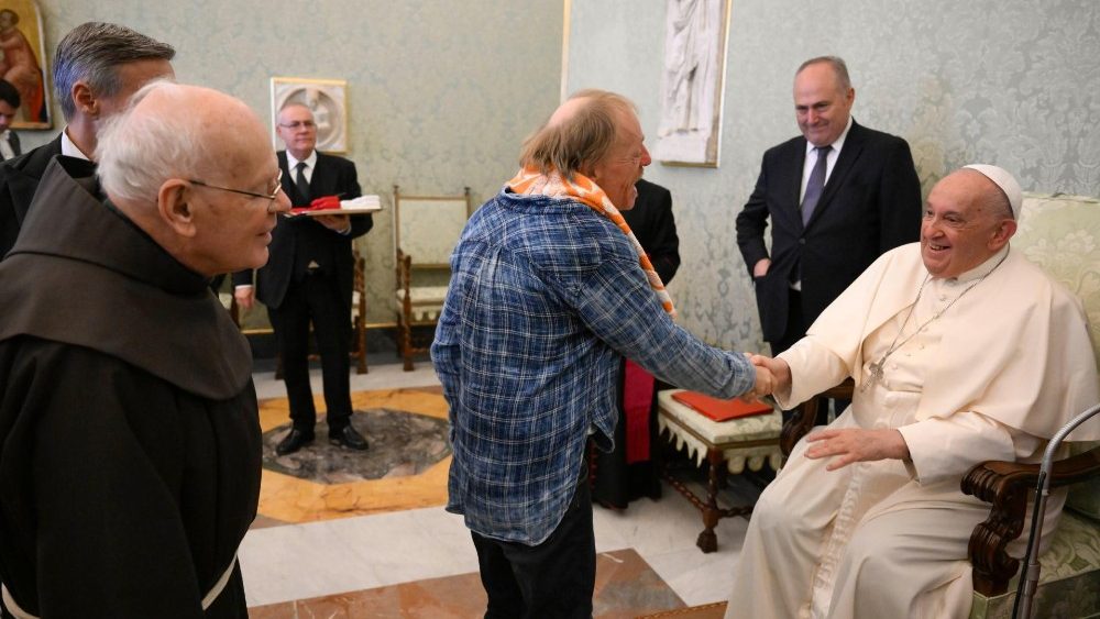 Папа з групай валанцёраў і бяздомных з Вены (Аўстрыя)