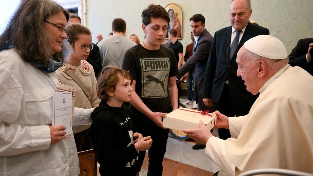 Папа з групай валанцёраў і бяздомных з Вены (Аўстрыя)