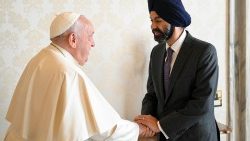 Papst Franziskus und Ajay Banga