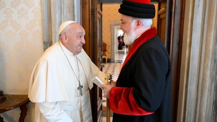Il saluto tra il Pontefice e il patriarca assiro