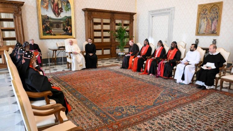 El Papa y los miembros del Santo Sínodo