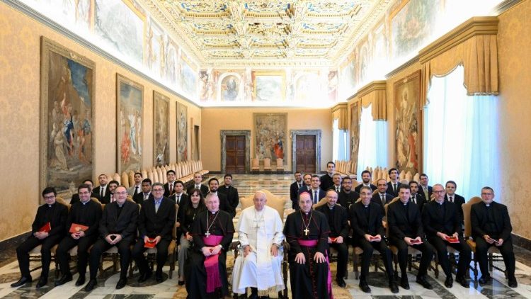 Il Papa con i seminaristi delle diocesi  di Pamplona y Tudela e di San Sebastián, e del Redemptoris Mater